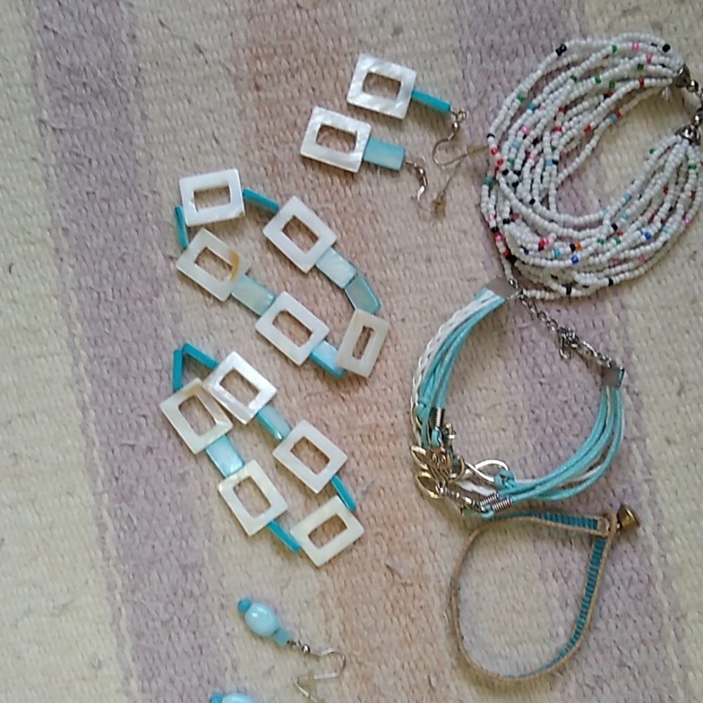7 piece lot aqua shell.bracelets n ratings.